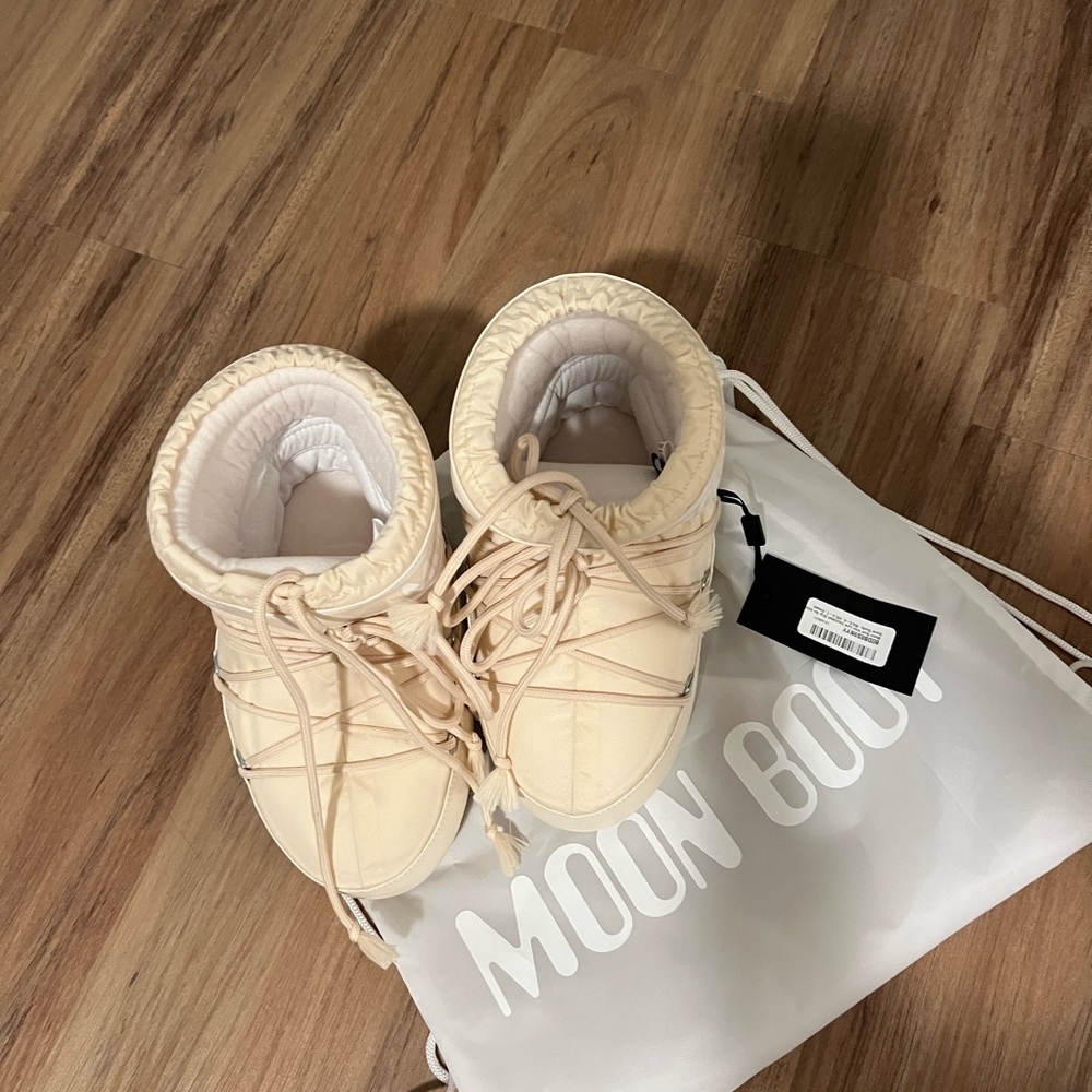 Moon Boot woman’s cream Boots